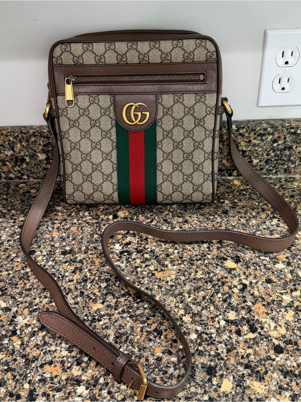 Gucci Brown Leather Interior Tag Close-Up - Picture 2 of 10